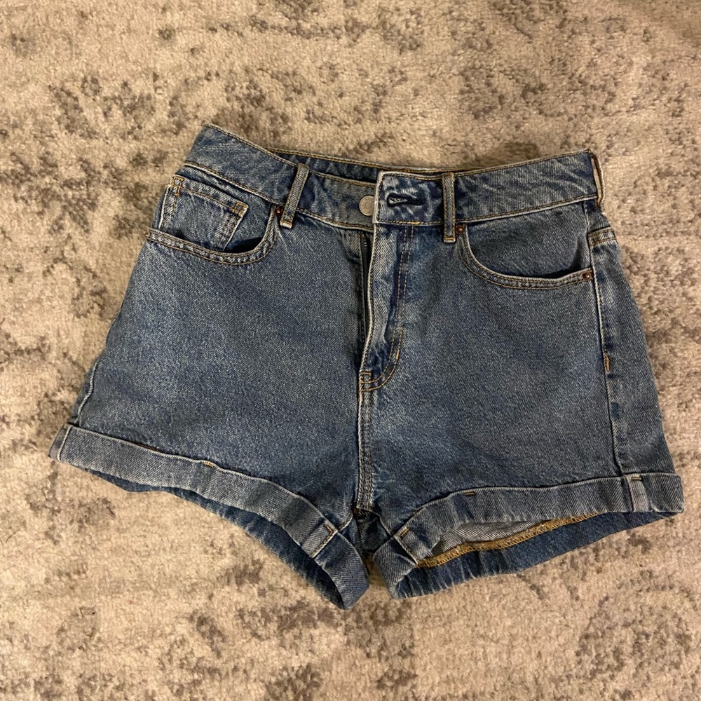 Pacsun darker blue denim wash mom shorts
Size 25